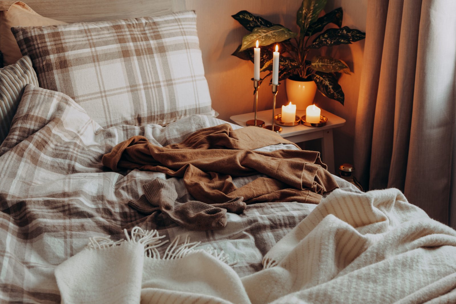 18+ Cozy Fall Throws and Blankets for the Ultimate Snuggle