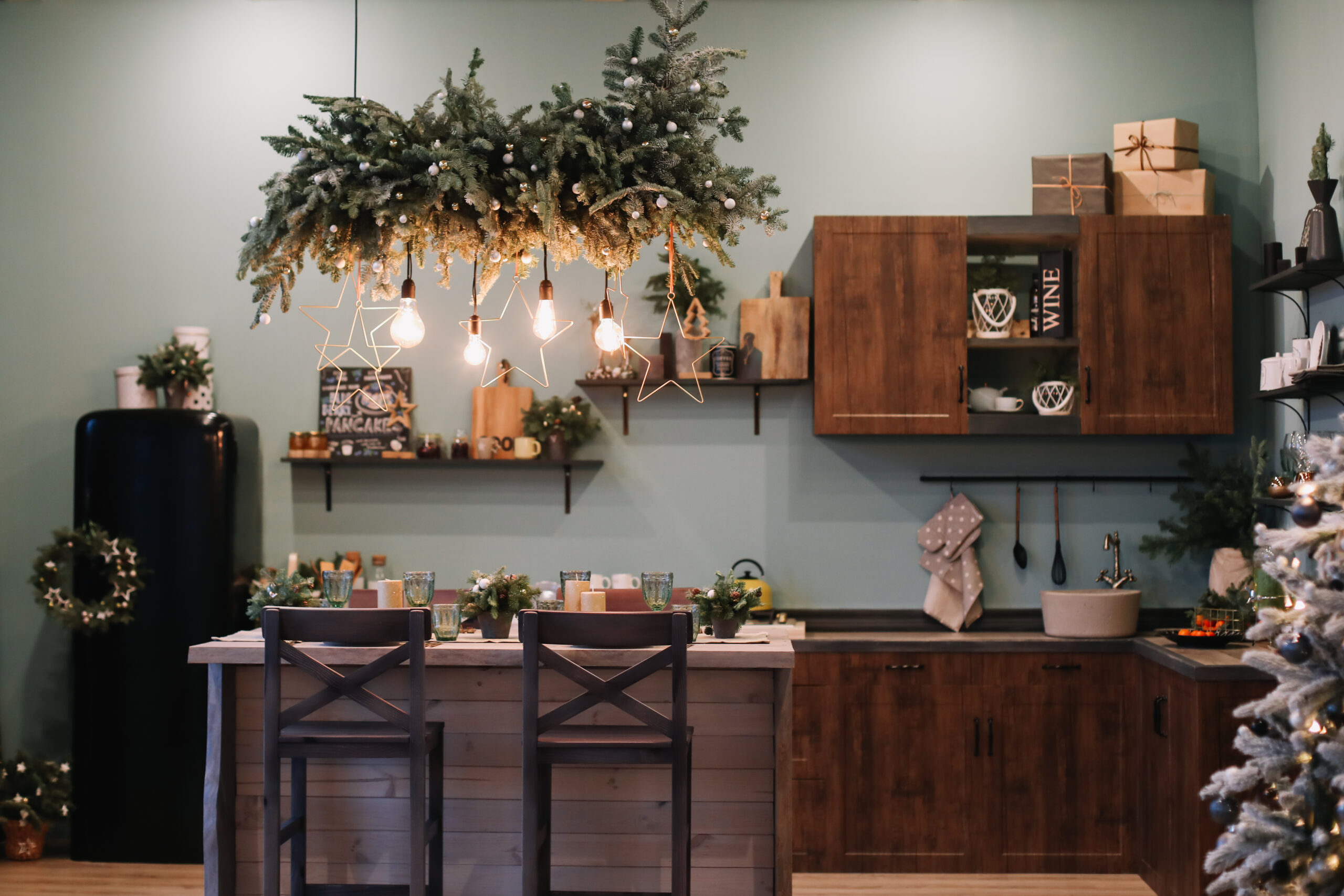 21 Modern Christmas Kitchen Decor Ideas to Impress Guests