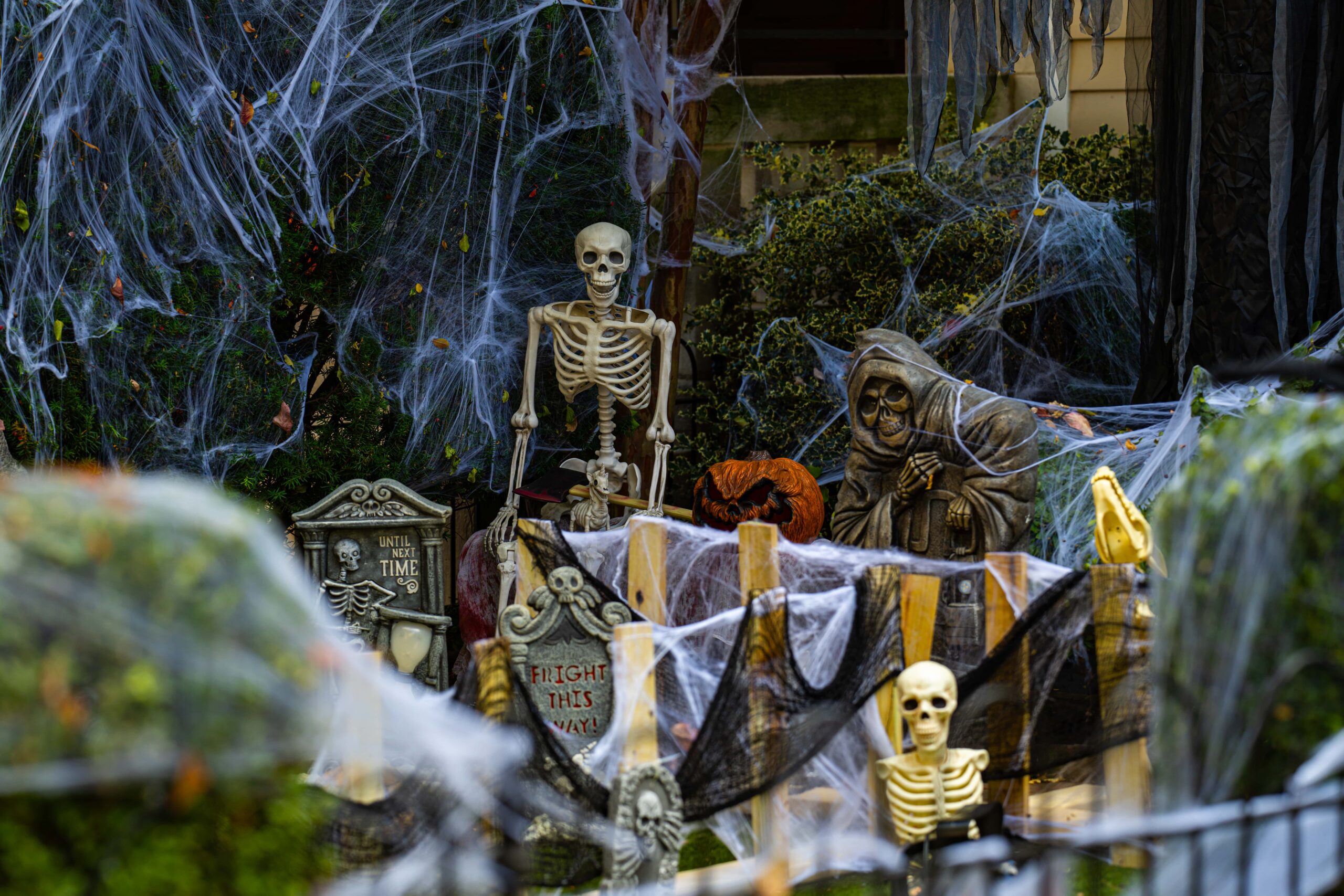 13+ Spooky Outdoor Halloween Decorations to Haunt Your Yard