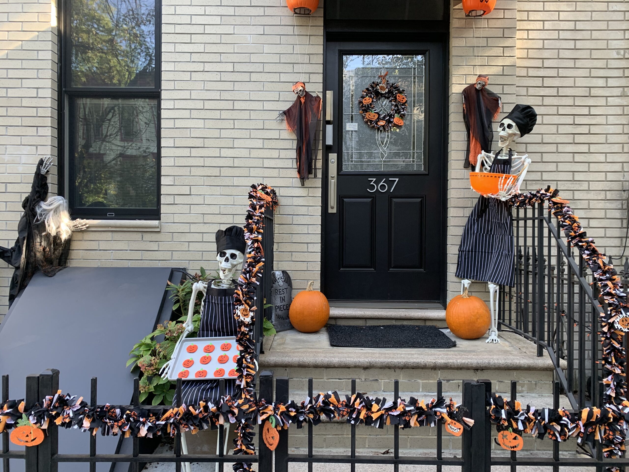 19+ Stylish Halloween Porch Decor Ideas to Wow Your Neighbors