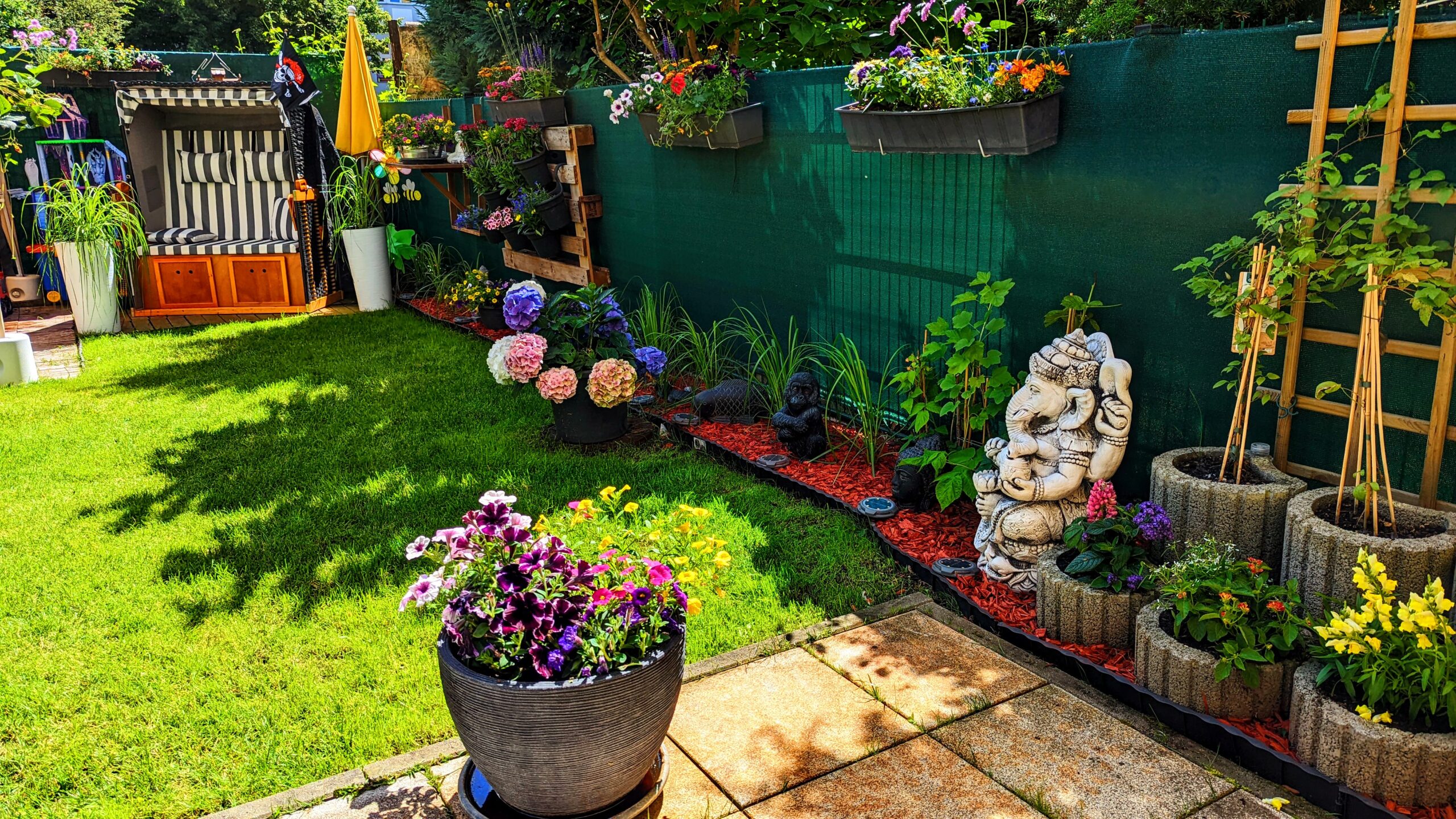 19+ Dreamy Small Garden Ideas to Try on a Budget