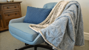 15+ Cozy Throw and Cushion Ideas for Office Chairs