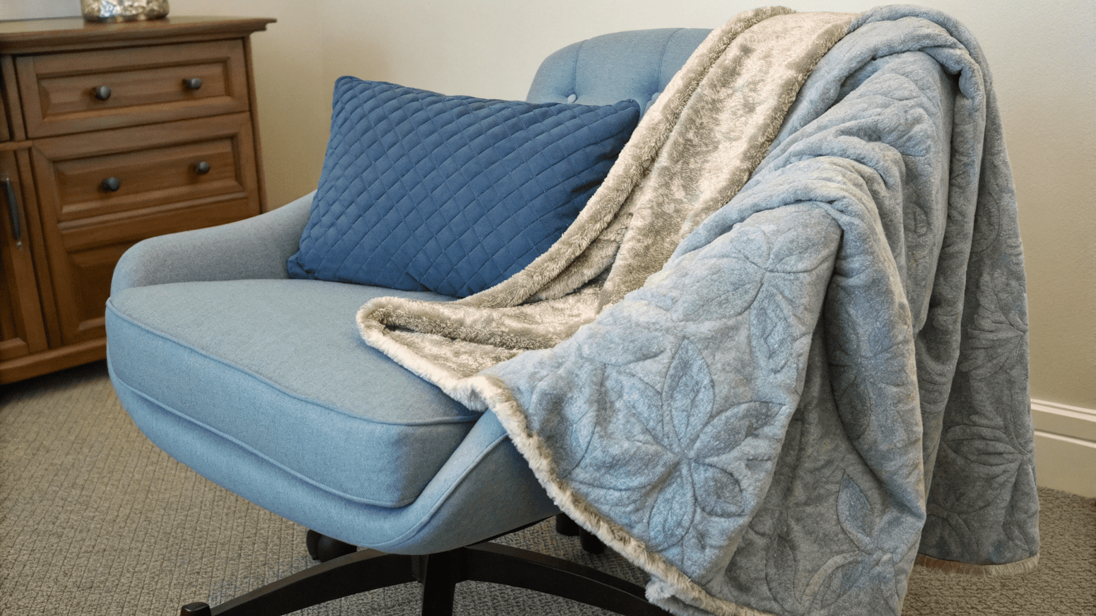 15+ Cozy Throw and Cushion Ideas for Office Chairs